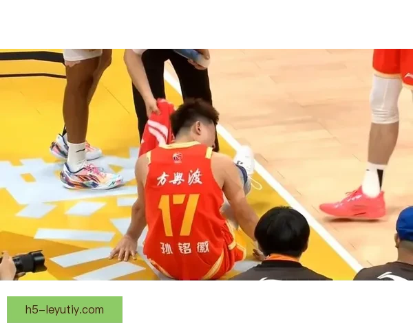 广厦男篮遭重创孙铭徽崴脚被背离场