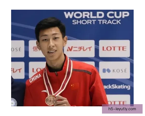 孙龙1500决赛膝伤被搀退场